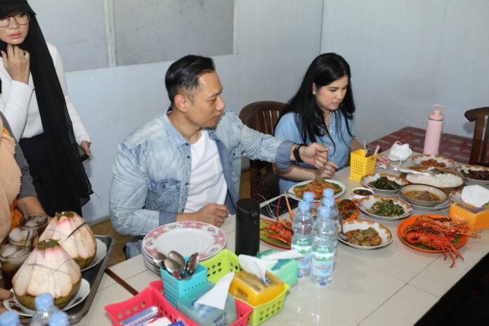 AHY nikmati lobster Pacitan