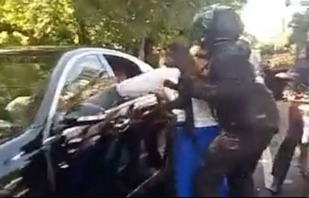 paspampres Seorang wanita berhasil hadang mobil Jokowi ramai dibicarakan oleh warganet yang bertanya ini spontan ataukah settingan.