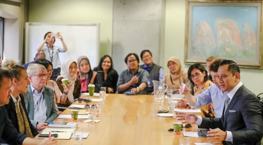 Ketua Umum Partai Demokrat, Agus Harimurti Yudhoyono (AHY), berdiskusi dengan keluarga besar civitas akademik Australian National University (ANU), Canberra.