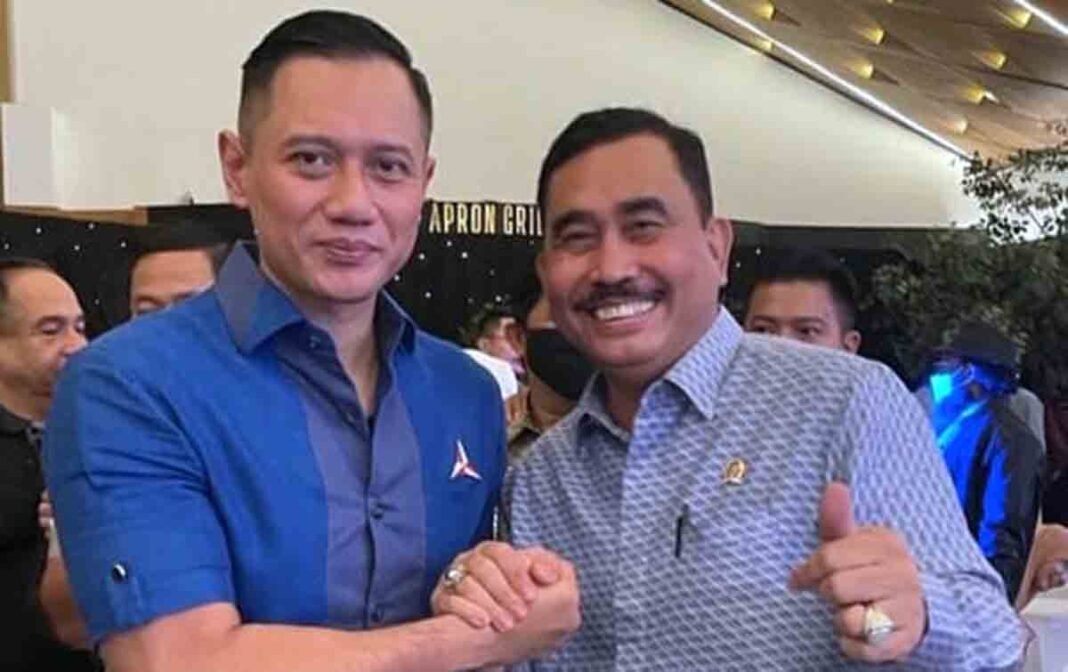 hendrik sitompul Ketua Panitia Perayaan Natal Nasional Partai Demokrat, Hendrik Sitompul bersama Ketua Umum DPP Partai Demokrat Agus Harimurti Yudhoyono.