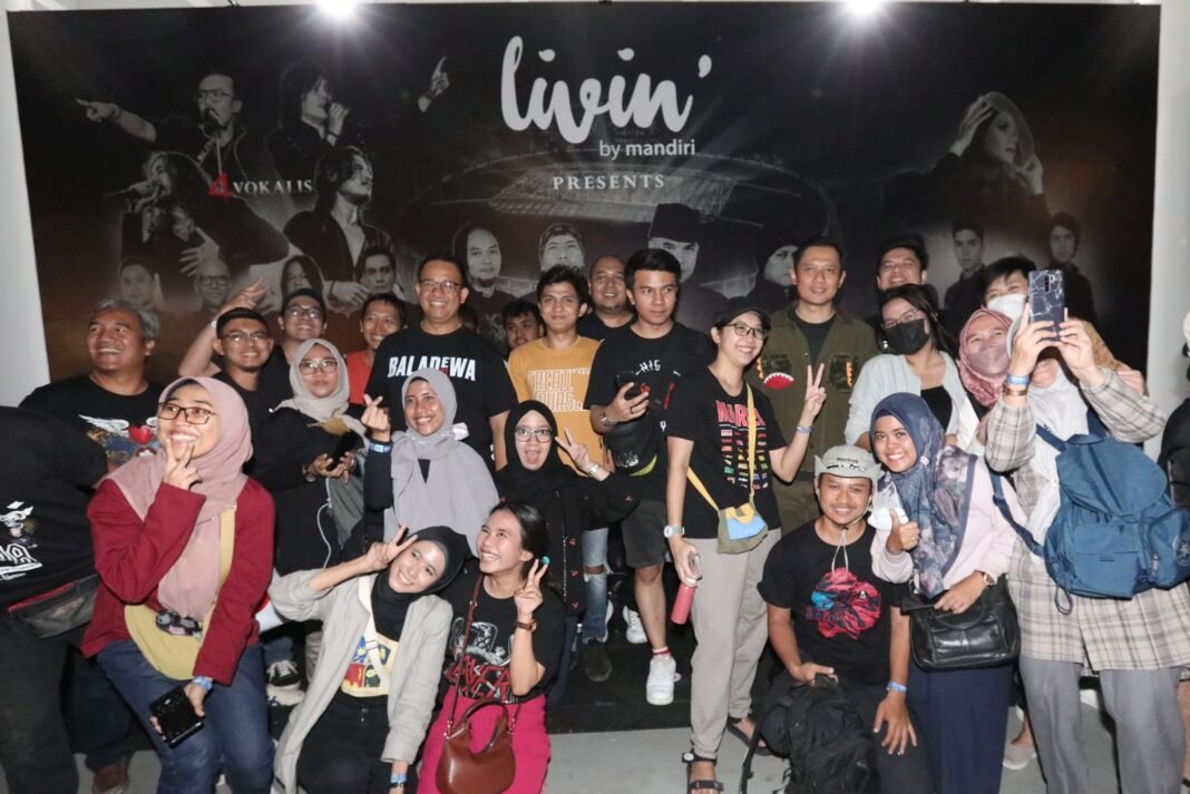 Agus Harimurti Yudhoyono (AHY) dan Anies Baswedan terlihat nonton bareng konser Dewa 19 di JIS, Malam minggu (4/2)