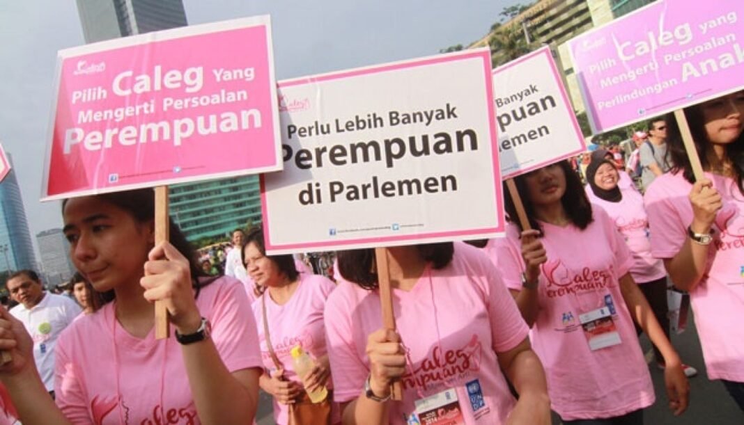 Sejumlah perempuan unjuk rasa menuntut 30 persen keterwakilan perempuan di DPR