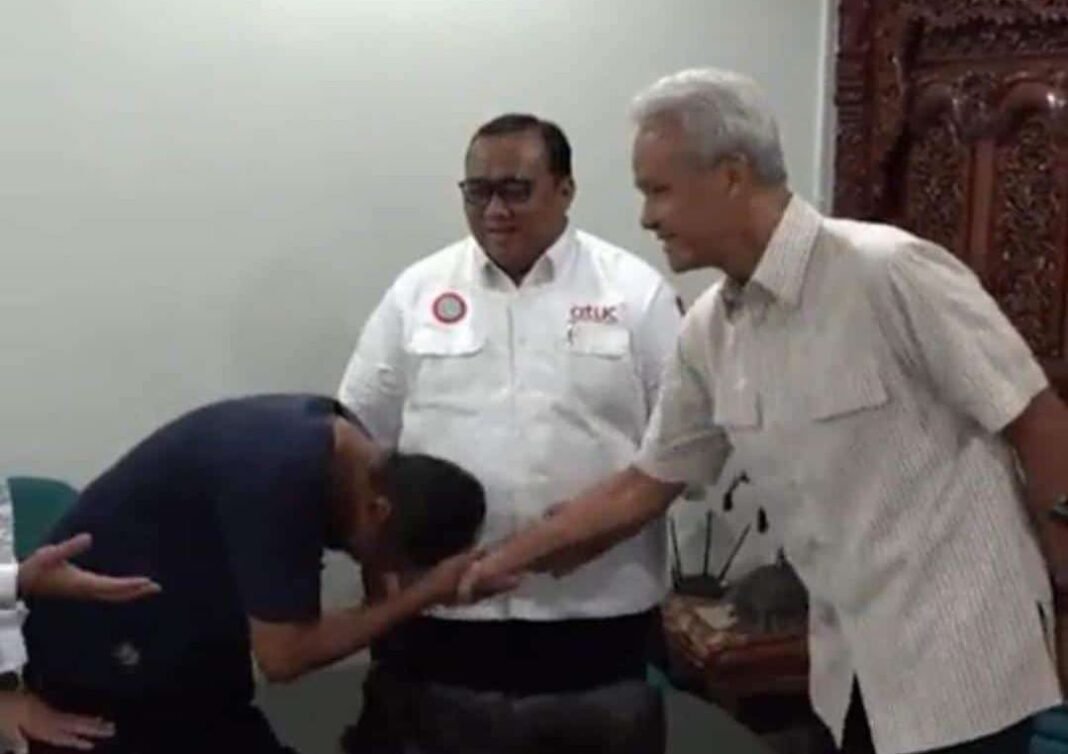 Presiden Partai Buruh cium tangan ganjar