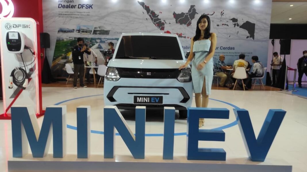 Sales girl dalam pameran kendaraan listrik Seorang sales dalam pameran kendaraan listrik