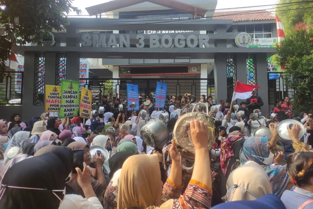 Ratusan emak-emak unjuk rasa tuntut PPDB Ratusan emak-emak unjuk rasa di depan SMA Negeri 3 Bogor
