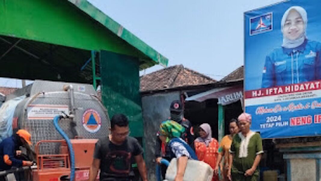 anggota demokrat gresik bagikan air bersih