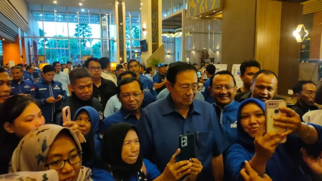 SBY bersama kader Demokrat di Cirebon Demokrat sebut banyak masyarakat merindukan program pro rakyat SBY