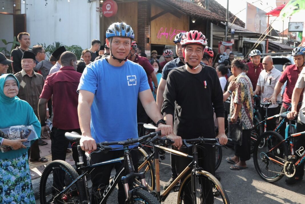 AHY dan Jokowi bersepeda