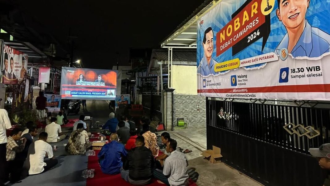 Relawan Prabowo-Gibran nonton bareng debat capres elawan Prabowo-Gibran nonton bareng debat capres