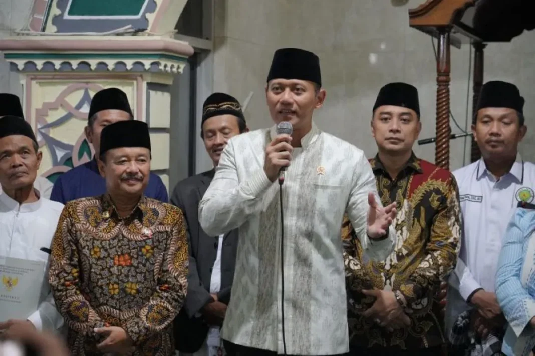 AHY bagikan sertipikat tanah wakaf AHY bagikan sertipikat tanah wakaf
