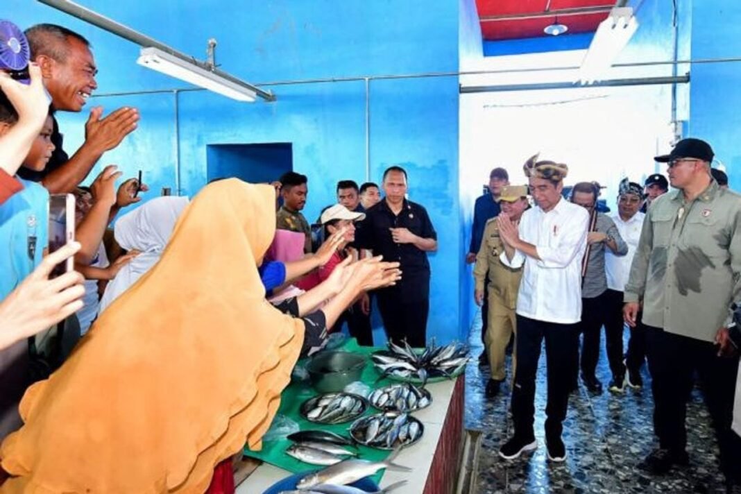Jokowi disambut antusias pedagang Pasar Laino Raha Jokowi disambut antusias pedagang Pasar Laino Raha