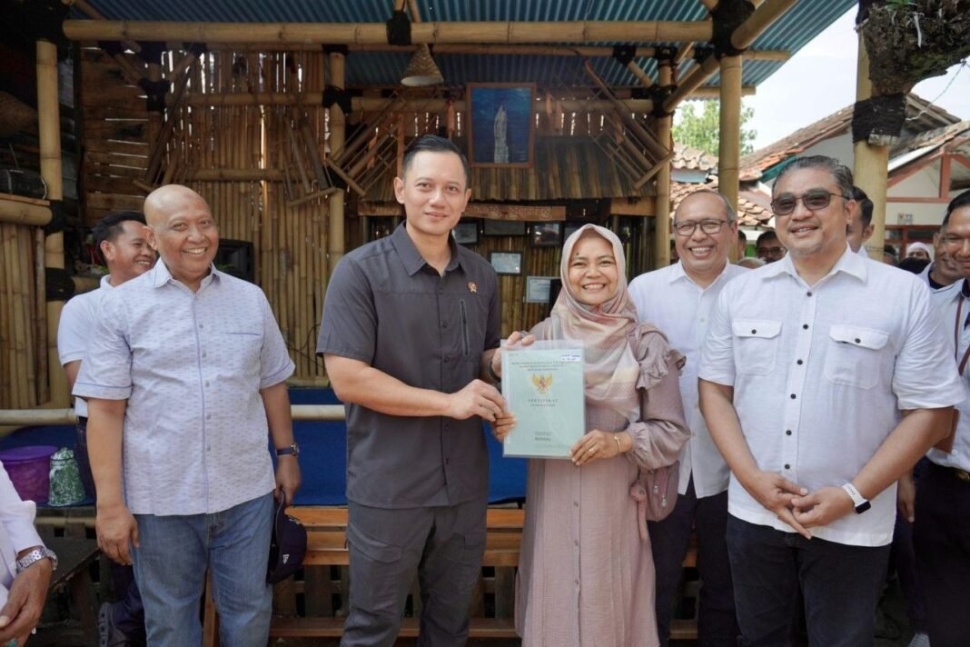 AHY serahakan sertipikat tanah warga kabuoaten bandung