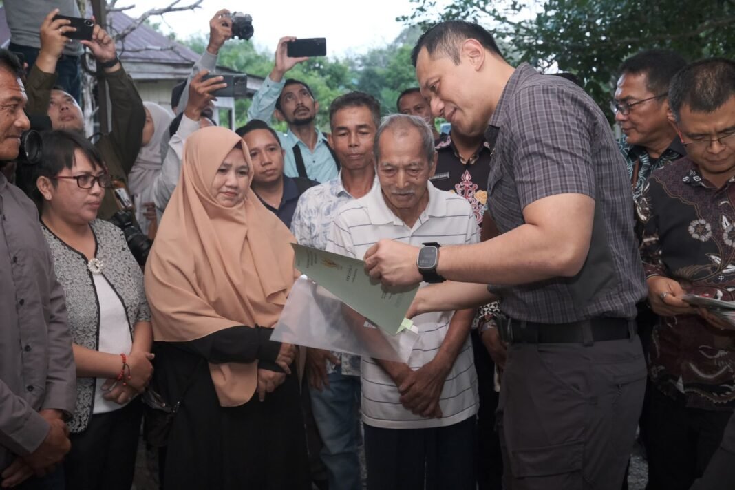 AHY dan warga palangka raya AHy serahkan sertipikat waraga palangka raya