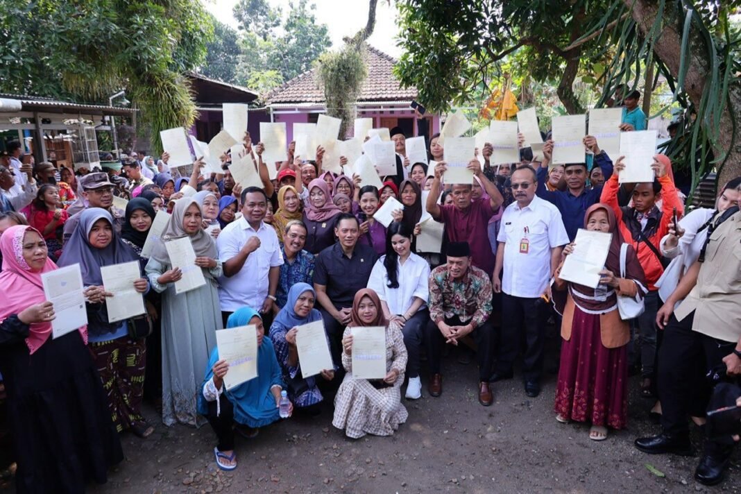 AHY sumbang masjid wonorejo