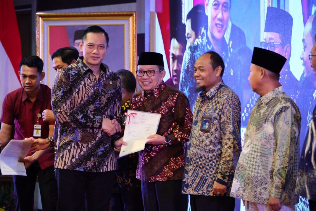 Wakil Bupati Demak terima sertipikat dari AHY