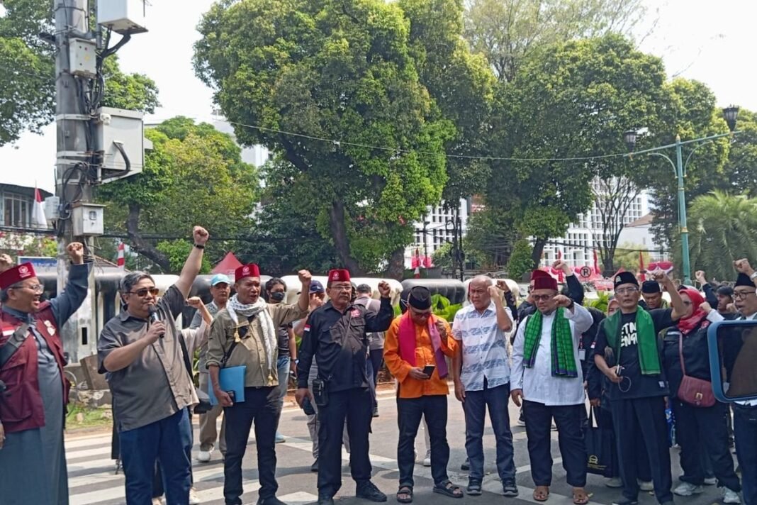 Massa demo kantor KPU RI Massa demo kantor KPU RI
