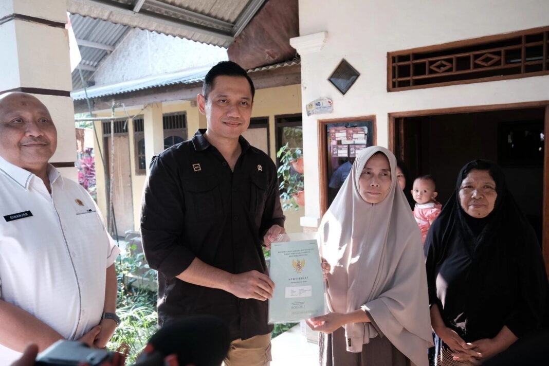 warga cijeruk terima sertipikat dari AHY