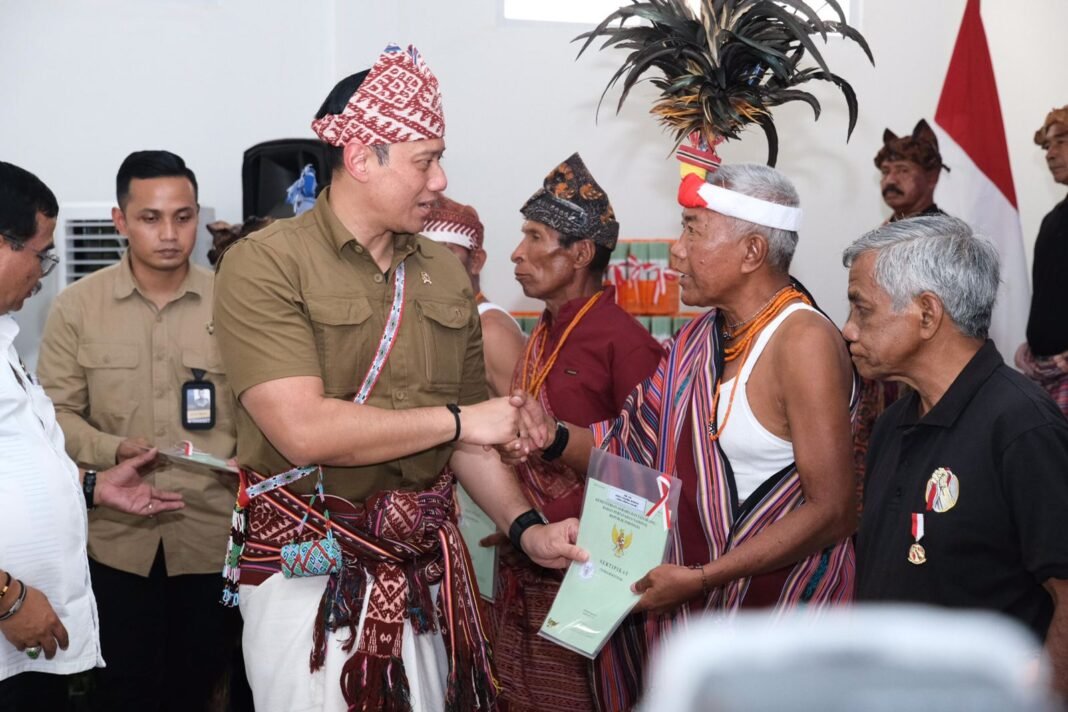 AHy serahkan sertipikat TORA