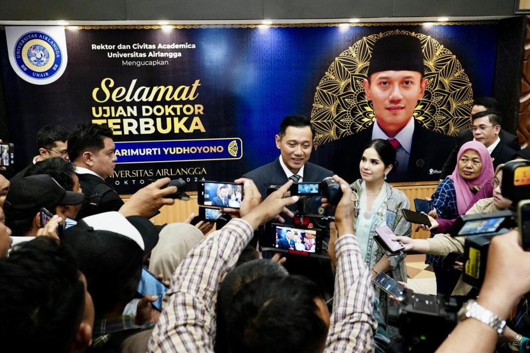 AHY bersama wartawan di Unair