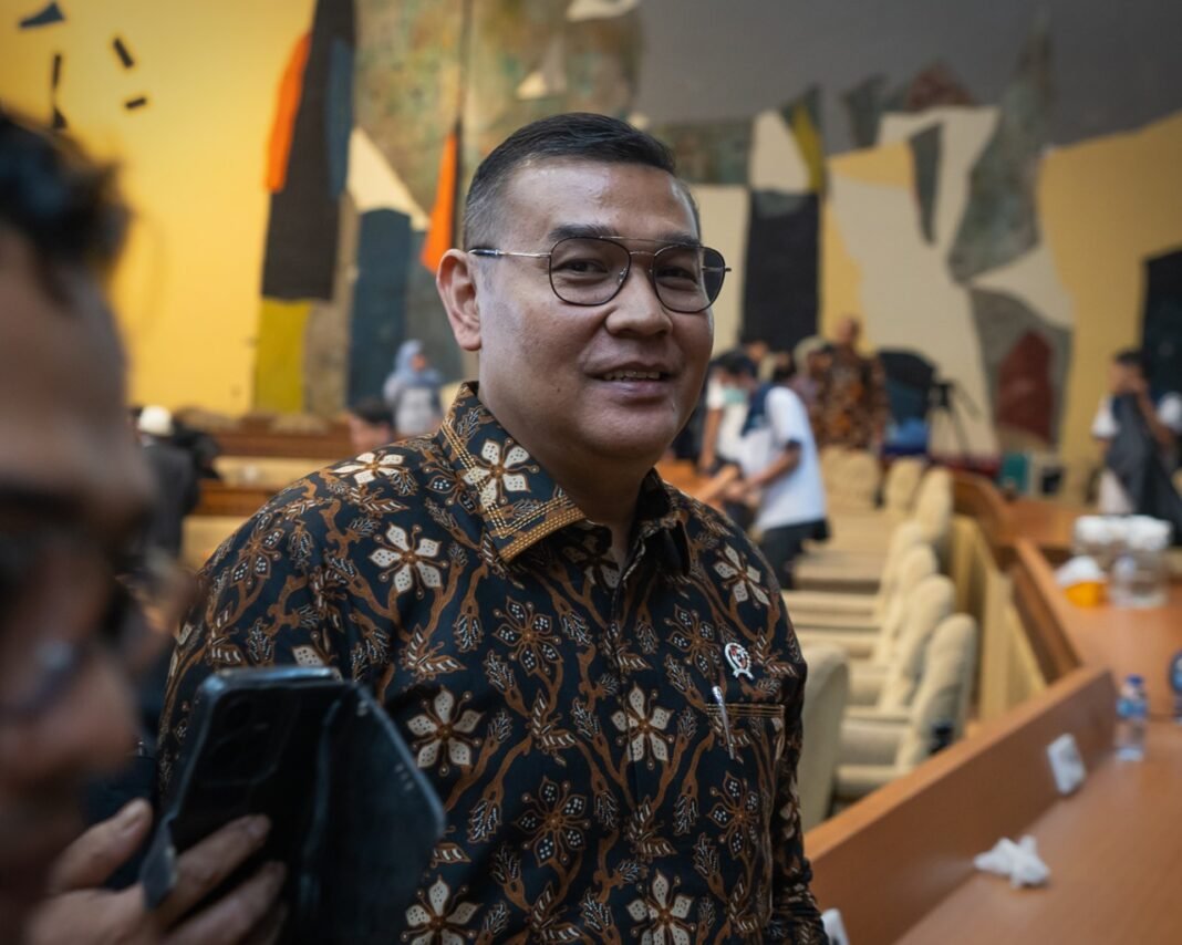 ossy dermawan hadiri rapat komisi II DPR