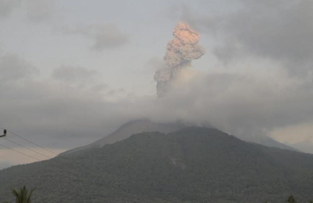 Gunung Lewotobi Laki-laki Erupsi
