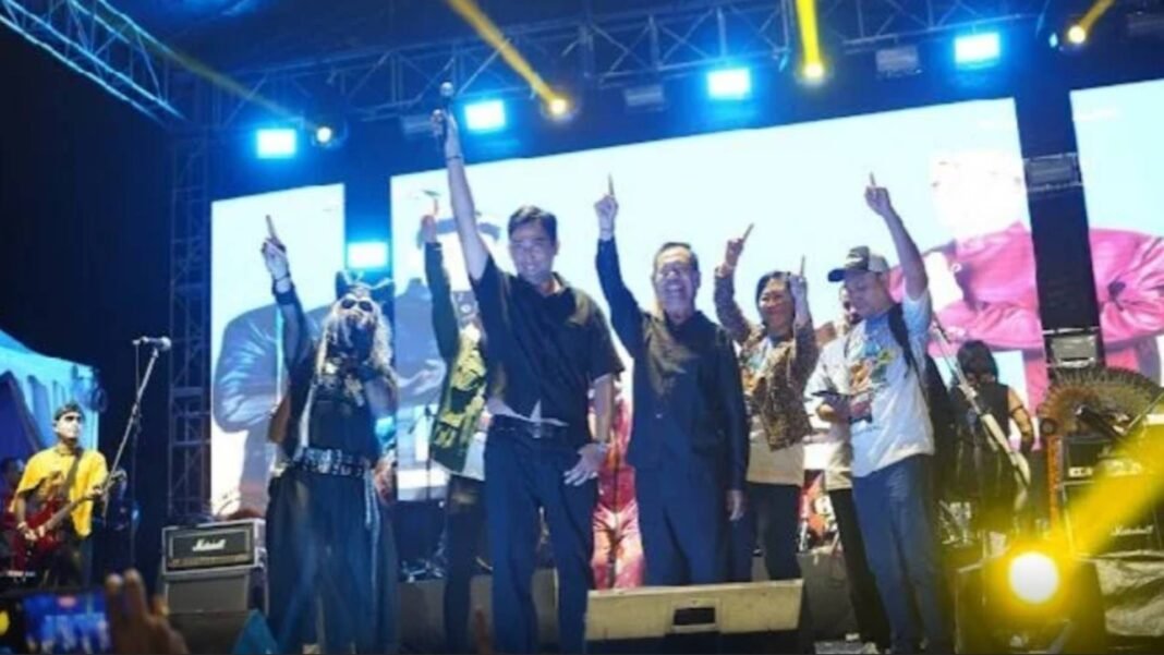 Raden Cahyo Buktikan Komitmen Majukan Pariwisata dengan Gelar Santuy Fest di Kintamani, Ini Profilnya raden cahyo menggelar Santuy Fest di Lapangan Hulun Danu Songan, Kecamatan Kintamani