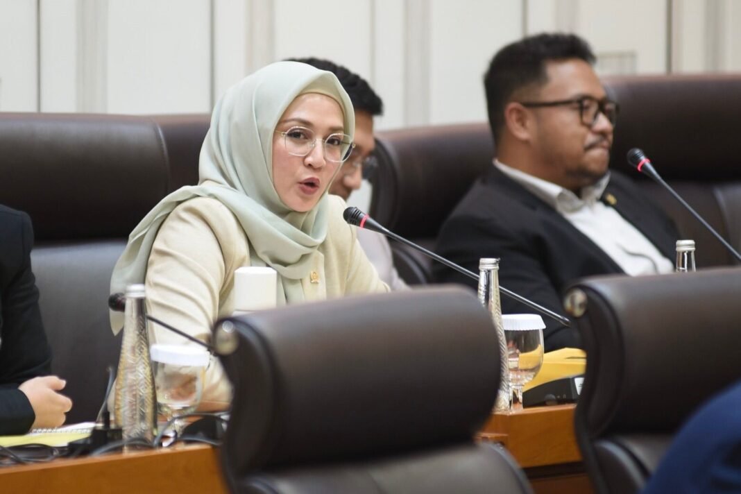 dina lorenzo dina lorenza fraksi Demokrat