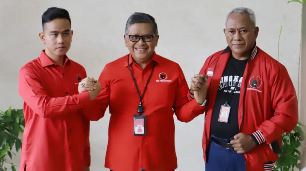 Gibran pakai baju PDIP