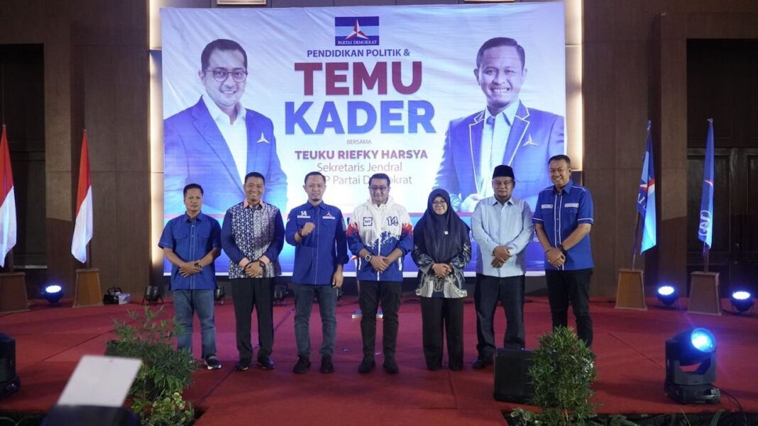 Teuku Riefky Harsya bersama demokrat riau