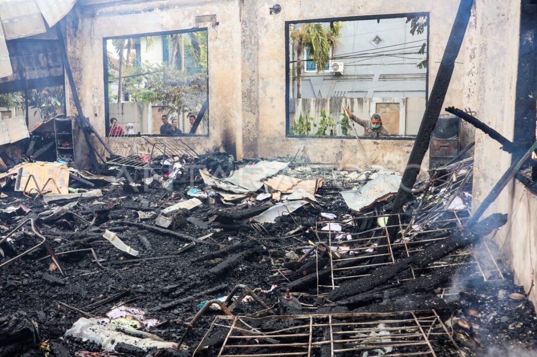 Kantor Disdik Makassar terbakar Kantor Disdik Makassar terbakar