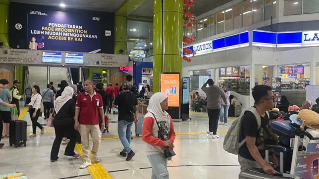Penumpang padati Stasiun Gambir