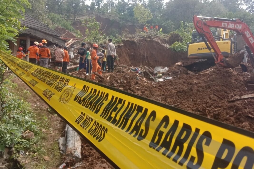 Proses pencarian korban longsor di Jombang