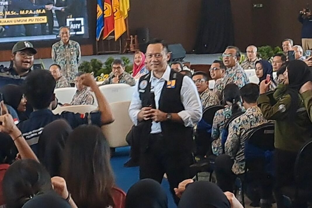 menko AHy di poltek PU