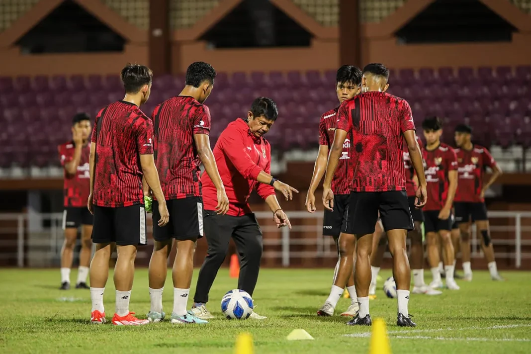Indra Sjafri saat memberikan arahan kepada pemain Timnas Indonesia