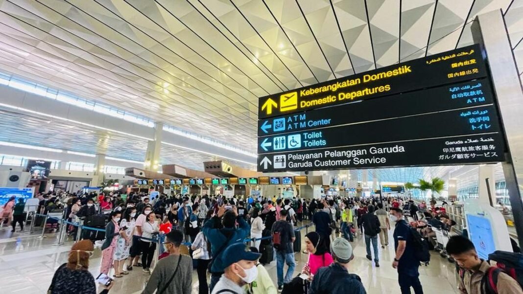 Suasana di Bandara saat arus mudik Suasana di Bandara saat arus mudik