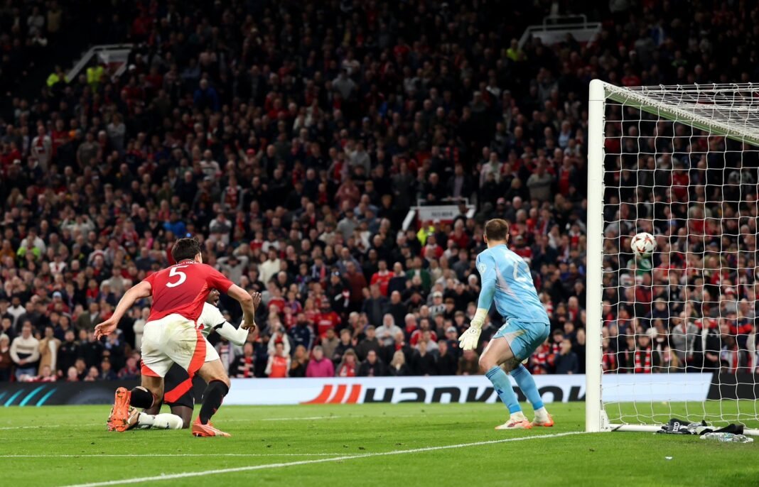 Gol Maguire ke Gawang Lyon Gol Maguire ke Gawang Lyon