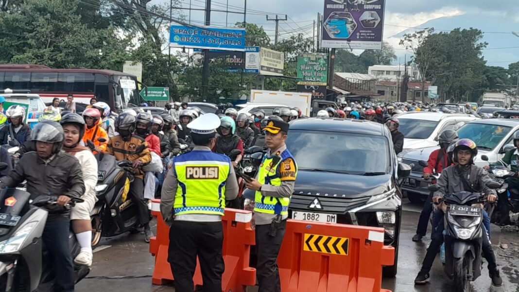Polisi mengatur lalu lintas