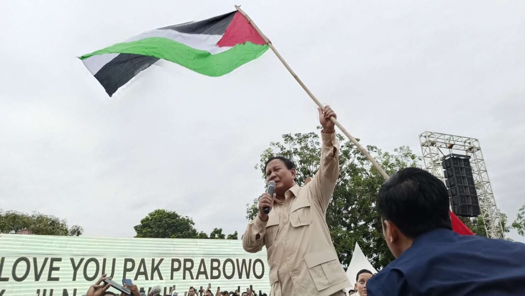 Prabowo memegang bendera Palestina