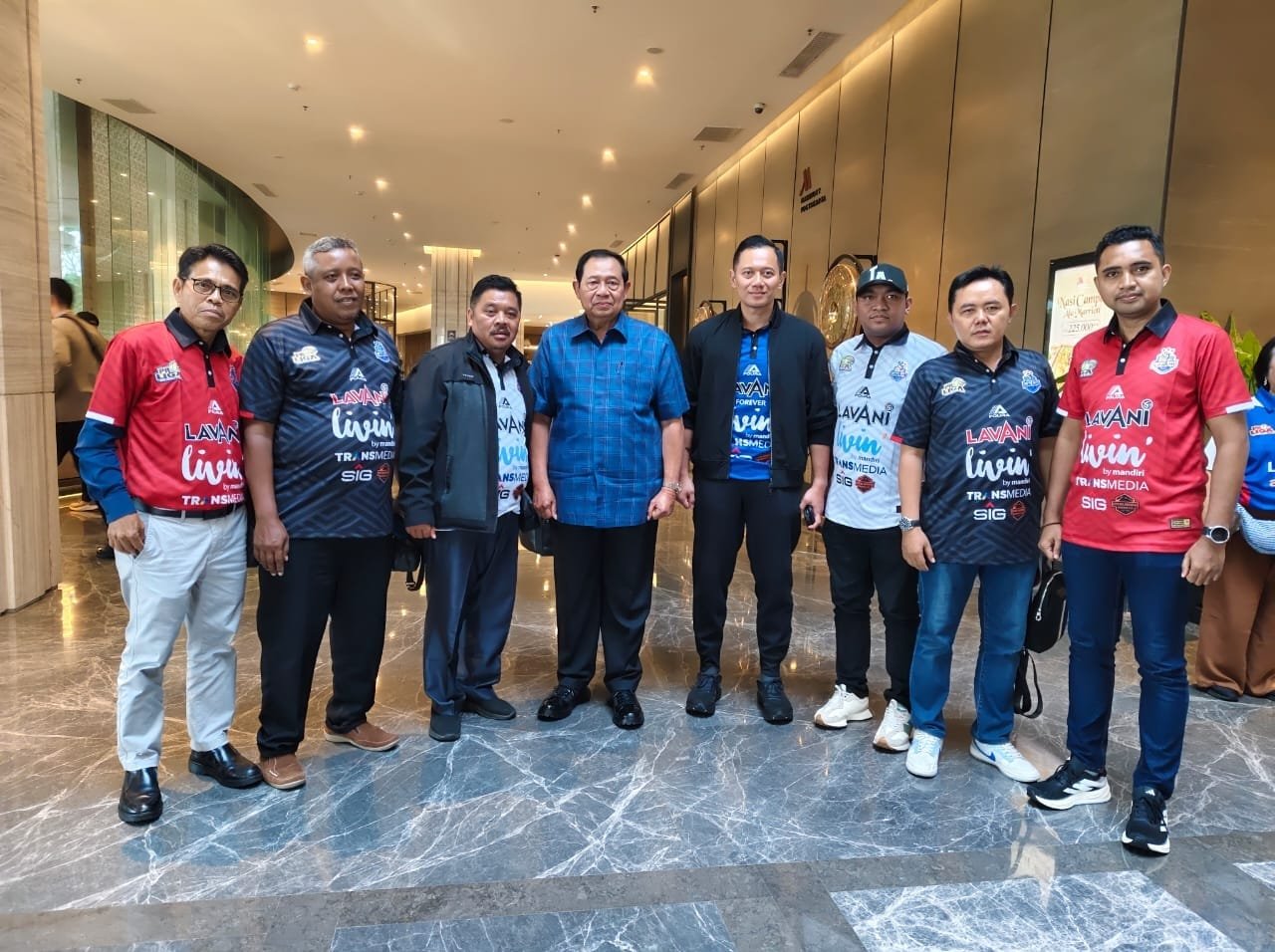 Iyus (kiri jersey merah berkacamata) Ketua Fraksi Partai Demokrat DPRD Kabupaten Bengkayang saat foto bersama dengan Ketua Umum Partai Demokrat, Agus Harimurti Yudhoyono yang juga Menteri Koordinator bidang Infrastruktur dan Pembangunan Kewilayahan RI beserta Presiden RI ke-6, Susilo Bambang Yudhoyono (SBY) dan jajaran.