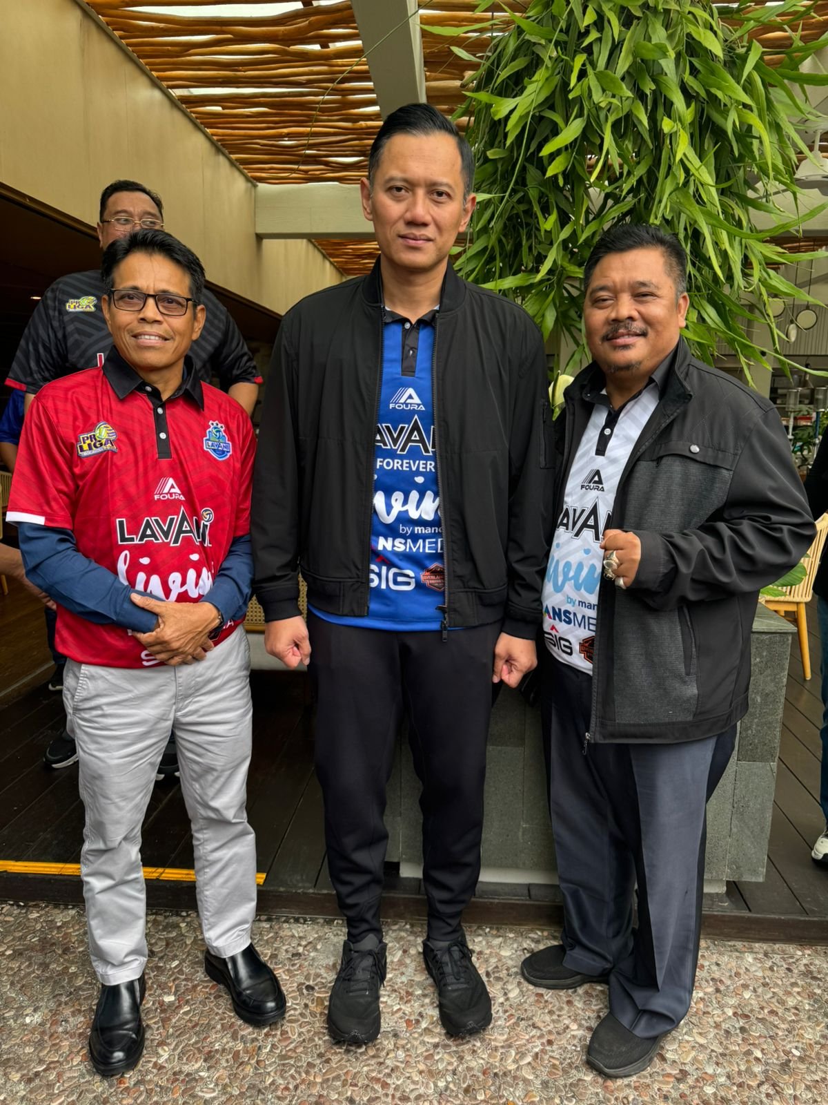 Iyus (kiri jersey merah) Ketua Fraksi Partai Demokrat DPRD Kabupaten Bengkayang saat bertemu Ketua Umum Partai Demokrat, Agus Harimurti Yudhoyono yang juga Menteri Koordinator bidang Infrastruktur dan Pembangunan Kewilayahan RI.