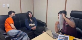 Jonathan Frizzy pakai sarung