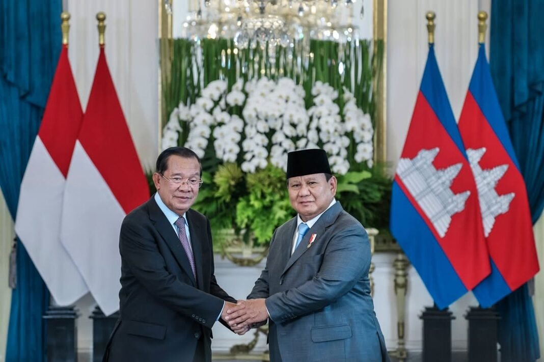 Prabowo Presiden Republik Indonesia, Prabowo Subianto, menyambut kunjungan resmi Presiden Senat Kerajaan Kamboja, Samdech Akka Moha Sena Padei Techo Hun Sen, di Istana Merdeka, Jakarta, pada Senin, (5/5/2025).