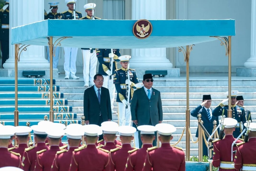 Presiden Prabowo (2) Presiden Republik Indonesia, Prabowo Subianto, menerima kunjungan resmi Presiden Senat Kerajaan Kamboja, Yang Mulia Samdech Akka Moha Sena Padei Techo Hun Sen, di Istana Merdeka, Jakarta, Senin (5/5/2025).