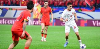 Ragnar Oratmangoen membawa bola dibayangi dua pemain China
