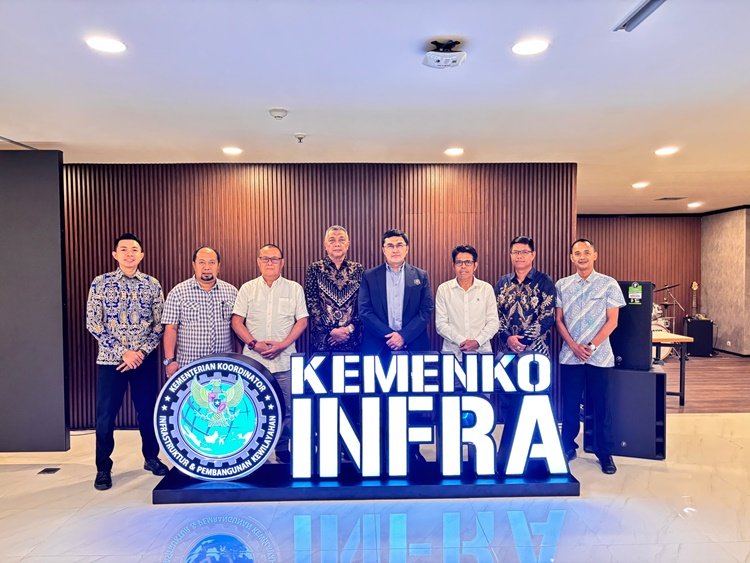 Stafsus Menko AHY, Herzaky Mahendra Putra foto bersama Wabup Bengkayang, Syamsul Rizal beserta jajaran pada Rabu (30/04/2025).