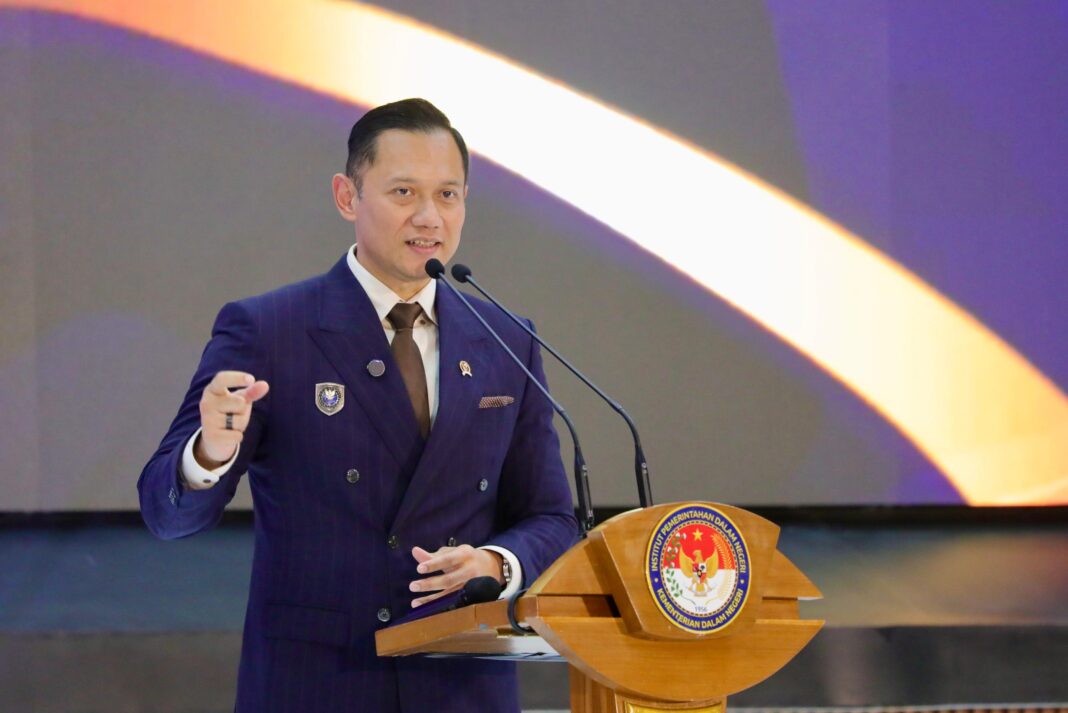 Menteri Koordinator Bidang Infrastruktur dan Pembangunan Kewilayahan, Agus Harimurti Yudhoyono (AHY) saat memberikan kuliah umum di hadapan ribuan praja Institut Pemerintahan Dalam Negeri (IPDN) di Jatinangor, Selasa (7/5/2025).