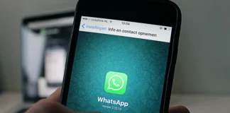 Pengguna WhatsApp Tembus 3 Miliar, Indonesia di Posisi Ketiga Terbanyak ilustrasi orang sedang memakai whatsapp