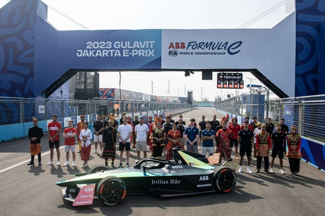para pebalap Formula E foto bersama di sirkuit Formula E Jakarta
