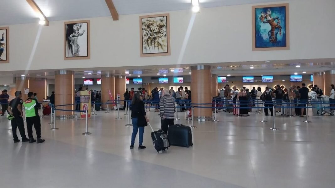 penerbangan di Bandara Ngurai Rai dibatalkan dampak erupsi Gunung Lewotobi Laki-laki