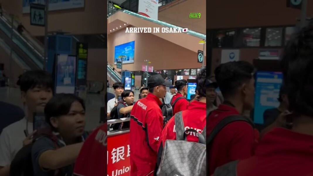 suporter timnas sambut meriah kedatangan timnas Jepang di bandara Osaka